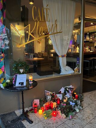 Vor dem Café Klatsch wurden Blumen niedergelegt und Kerzen entzündet.