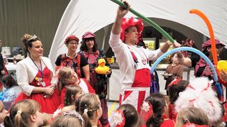 Närrischer Marathon in Lampertheim: Beim Kindermaskenball gibt es kein Ausruhen für die Fastnachter.