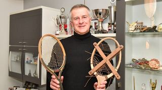Vor vielen Andenken: Gerald Marzenell mit einem Tennisschläger von Boris Becker (l.) und einem von 1964 in seinem Wohnzimmer.