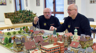 Bernd Brand (l.) und Oliver Scherer zeigen die neuen Planübungsplatten, mit denen Einsätze bei der Feuerwehr geübt werden können.