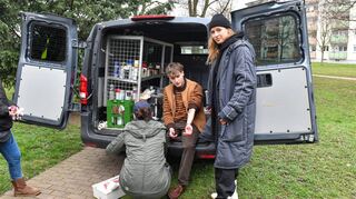 Kommissarin Johanna Stern (Lisa Bitter)) während einer Drehpause. Zeuge Swen (Samuel Benito) wird für die nächste Szene vorbereitet.