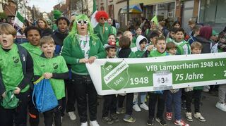 Die Jugendmannschaften des VfB Lampertheim machen beim Umzug lautstark auf sich aufmerksam.