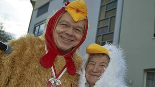 Bürgermeister Gottfried Störmer und CCRW-Urgestein Margit Selb moderieren den Zug im Partnerkostüm und stellen die Teilnehmer vor.