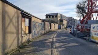 Die Rückwand des Garagenhofs mit den Schaukästen am Adolf-Damaschke-Ring.