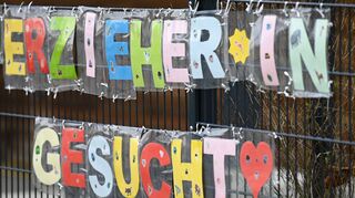So wie hier an einem Zaun in Frankfurt werden überall im Land Erzieherinnen gesucht. In Heidelberg schließt nun eine Einrichtung, weil Personal fehlt.