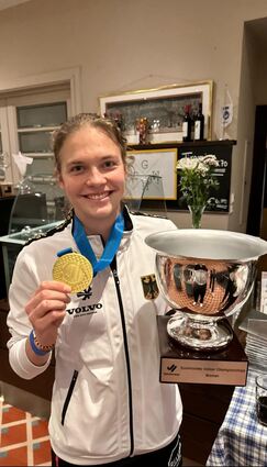 Präsentiert stolz Goldmedaille und EM-Pokal: Ines Wanner hatte mit sechs Turniertoren großen Anteil an der erfolgreichen Titelverteidigung.