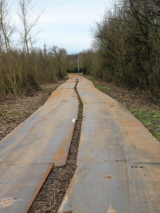 Schwere Eisenplatten wurden für Lkw und Kräne verlegt.