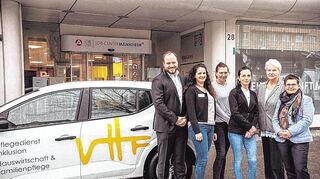 Jobcenter-Geschäftsführer Carl Philipp Schöpe mit zwei Kursteilnehmerinnen und Projekt-Akteurinnen der Qualifizierung „Mobile Pflege“.