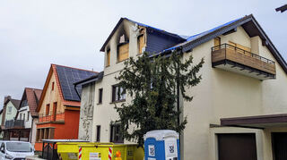 Sechs Wochen nach dem tödlichen Brand im Dachgeschoss: Die Schäden am und im ganzen Haus sind wohl bald behoben, die inneren Verletzungen bei Betroffenen heilen nur langsam.