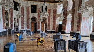 Maschinen sollen das Schloss in Mannheim wieder trocken legen.
