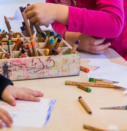 Kindern aus suchtbelasteten Familien malen ihre Krafttiere.