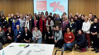 Nach getaner Arbeit in den Workshops: Die Vertreterinnen der Organisationen und Vereine haben sich zum Gruppenfoto zusammengefunden. Bald könnten sie noch mehr werden.