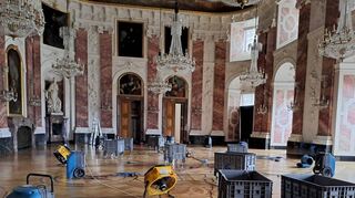 Unter anderem mit Luftentfeuchtern soll das Risiko für Folgeschäden im Rittersaal – wie auch in der Universitätsbibliothek – verringert werden.