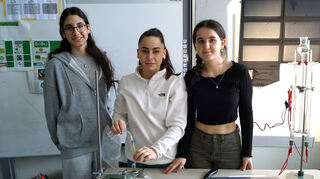 Defne Telci (von links), Deva Sahin und Diana Garvalova präsentierten den interessierten Besuchern die Planung und Durchführung eines Schülerpraktikums zur Elektrolyse von Wasser (Herstellung von grünem Wasserstoff).