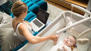 Die Möglichkeit im Homeoffice zu arbeiten, erleichtert vielen Eltern die Kinderbetreuung.