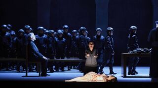Christoph Pohl als Alfonso VIII. (v. l.) auf dem Stuhlsitzend, während Esther (Lilly Jørstad) um ihre Schwester Rahel (Heidi Stober) trauert.