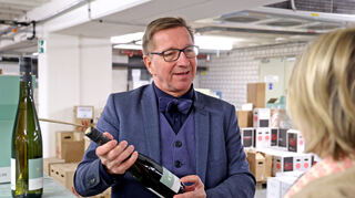 Wolff mit prämiertem Riesling aus Deidesheim.