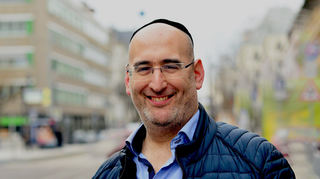 Positioniert sich mit deutlichen Worten gegen Antisemitismus: Amnon Seelig vor dem Mannheimer Café Prag.