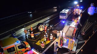Zu einem Unfall ist es am Freitagabend auf der A5 bei Hirschberg gekommen. Ein Gelenkbus wollte auf der Autobahn wenden.