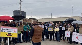 Ärger um das Postquadrat in Mannheim: „Durchhalten und zusammenhalten“, sagt Torsten Theiß (vorne) zu seinen Mitstreiterinnen und Mitstreitern.