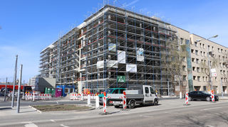Das Mannheimer Bauprojekt Postquadrat von der Reichskanzler-Müller-Straße im vergangenen Sommer aus gesehen.