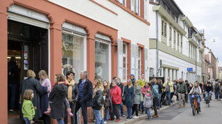 Jahrzehntelang "Kult" in der Heidelberger Altstadt, schließt der Zuckerladen nun. Vor dem Geschäft in der Plöck 52 bildet sich eine lange Schlange.