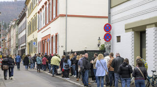 Jahrzehntelang "Kult" in der Heidelberger Altstadt, schließt der Zuckerladen nun. Vor dem Geschäft in der Plöck 52 bildet sich eine lange Schlange.