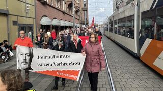 An der Solidaritätsdemonstration für Julian Assange nahmen in Mannheim etwa 100 Menschen teil.
