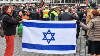 Auf dem Marktplatz meldeten die Deutsch-Israelische-Gesellschaft und die Jüdische Gemeinde eine spontane Gegendemonstration an.