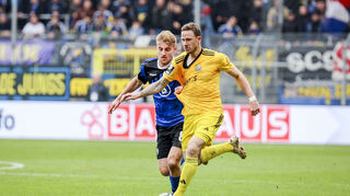Fridolin Wagner (SV Waldhof Mannheim) im Duell um den Ball beim Spiel in der 3. Liga gegen den 1.FC Saarbrücken.