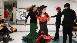 Zu den verschiedenen Angeboten in der Europaschule gehört auch der spanische Flamenco – im Foyer gibt’s eine kleine Show.