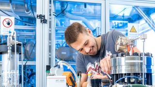 Arbeit mit einem elektrochemischen Verdichter: Projektmitarbeiter Kai Tornow im Eppelheimer Wasserstoff- und Brennstoffzellenlabor.