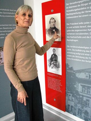 Am Mannheimer Verwaltungsgerichtshof gibt es anlässlich des 65-jährigen Bestehens unter anderem eine Ausstellung. Hier steht Bibliothekarin Yvonne Weisbrodt vor der Tafel mit Gideon Weizel, dem ersten VGH-Präsidenten.