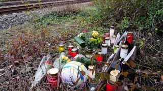 Am Ort des Geschehens in Bobenheim-Roxheim haben Freunde und Angehörige Blumen und Kerzen für Robin abgelegt.