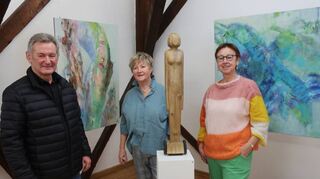 Bernd Gerstner (v.l.) und der Kunstverein präsentieren Gemälde von Jutta Zürker und Skulpturen von Marlies Goldschmidt.