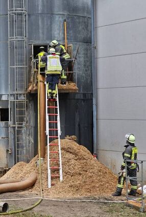 Äußerst anstrengend: Löscharbeiten am Silo in Birkenau.