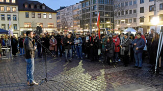 Rund 300 Menschen haben sich an der Kundgebung zum Gedenken der Opfer von Hanau auf dem Mannheimer Marktplatz beteiligt.