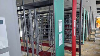 Etwa 70 000 Bücher mussten aus Regalen geräumt werden.