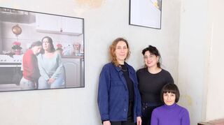 Kreative Köpfe: Charlotte Arens, Nazli Saremi und Seda Keskinkiliç vor einem Foto der Ausstellung „ich kann mich jetzt als akademiker*in tarnen“.