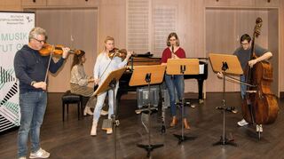 Frieder Funk (v.l.), Asli Kilic, Johanna Durczok, Alexandra Obermeier und Wolfgang Güntner spielen bei „Musik – Unvergessen“.