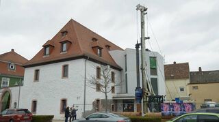 Das an die Zehntscheune angebaute Treppenhaus wird abgerissen und durch einen gläsernen Turm ersetzt.