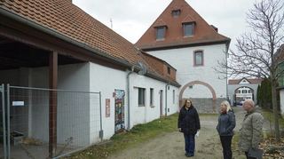 Die Remise und der Hof werden auch neu gestaltet, wie Dietmar Lidke (v.r.) und Nicole Giacomazzi SHM-Redakteurin Susanne Wassmuth-Gumbel erklären.
