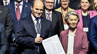Industriegipfel im BASF-Werk: Im Vordergrund Martin Brudermüller und Ursula von der Leyen mit der „Antwerpener Erklärung“.