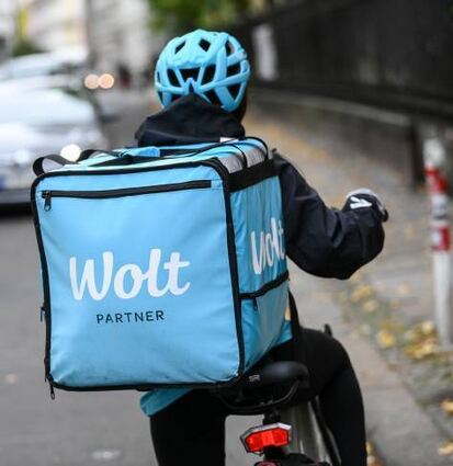Ein Kurier von Wolt bei der Auslieferung mit dem Rad.