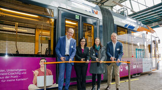 Christian Volz (RNV), Perizat Daglioglu (HdWM), Sophia Schulz (HdWM und angehende Straßenbahnfahrerin) sowie Steffen Grimm (RNV) enthüllen die Straßenbahn.