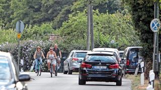 Brigitte Crawford, Gisela Korn-Pernikas und Dieter Hoffmann (v.l.) sind auf unserem Archivbild auf dem Franzosenweg mit dem Fahrrad unterwegs.