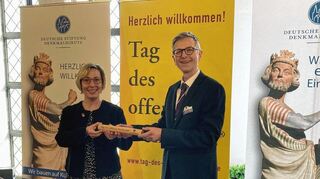 Erhält den Staffelstab für die Auftaktveranstaltung: Speyers OB Stefanie Seiler (l.) mit dem DSD-Vorstand Steffen Skudelny.