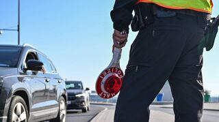 Bei einer Verkehrskontrolle in Mannheim diskriminiert? Laut Migrationsbeirat entstehen durch solche Vorfälle Ängste und Sorgen in der migrantischen Community. Stadträte und Verwaltung haben nun entschieden, dem auf den Grund zu gehen.