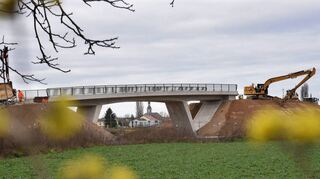 Die neue Feldwegbrücke bei Neckarhausen ist fast fertig. Von der Fahrbahn der L 597, die darunter verlaufen soll, ist dagegen noch nichts zu sehen.