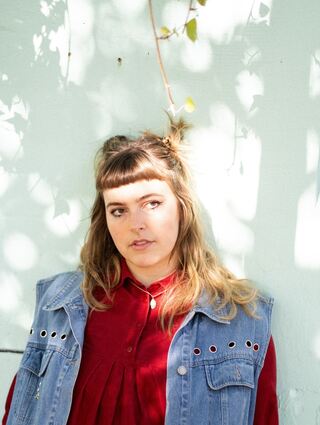 Die 24-jährige Indie-Pop-Sängerin hatte die Idee für ihren Hit "Für immer Frühling" bereits nach Weihnachten 2023